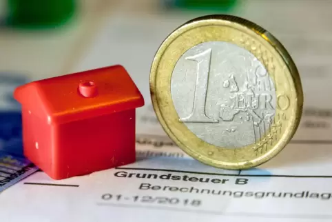 Grundsteuer B auf bebaute und unbebaute Grundstücke: Sie trägt zu den hohen Wohnkosten bei und ist umstritten. Grundsteuer B auf bebaute und unbebaute Grundstücke: Sie trägt zu den hohen Wohnkosten bei und ist umstritten.