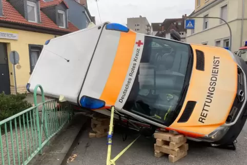 Umgekippt: Rettungswagen.