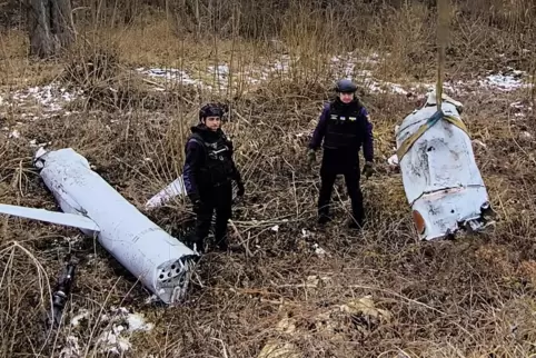Auf diesem vom ukrainischen Katastrophenschutz zur Verfügung gestellten Foto untersuchen Pyrotechniker einen russischen Marschfl