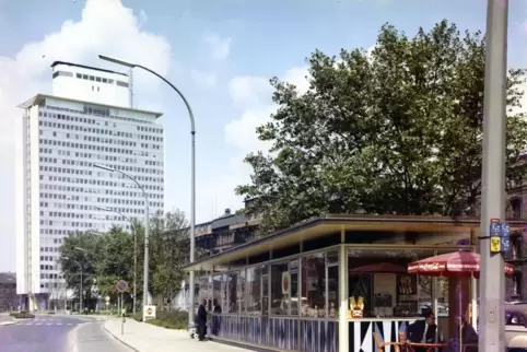 Alles überragend: Das BASF-Hochhaus,, schwebt auf konisch verjüngten Stelen. 