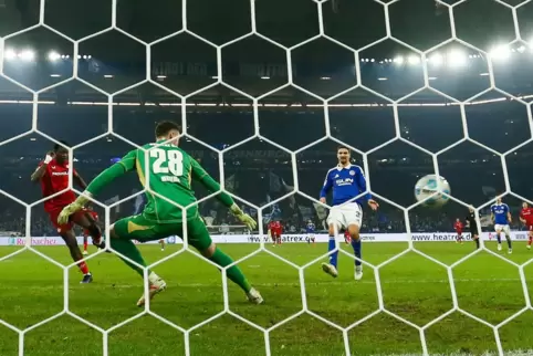 Der Abend auf Schalke verspricht für den FCK früh ein guter zu werden: Ragnar Ache (links) trifft zur Führung. 