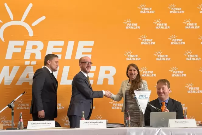 Die neue Doppelspitze: Christian Zöpfchen (Zweiter von links) und Lisa-Marie Jeckel. Die neue Doppelspitze: Christian Zöpfchen (Zweiter von links) und Lisa-Marie Jeckel.