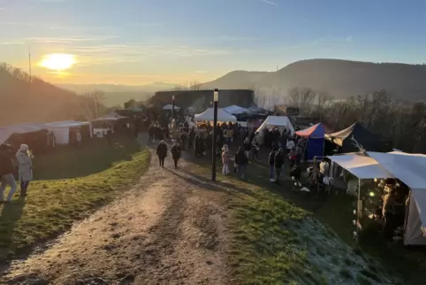 Blick auf die Unterburg mit den mittelalterlichen Verkaufsständen und Lagerzelten. 