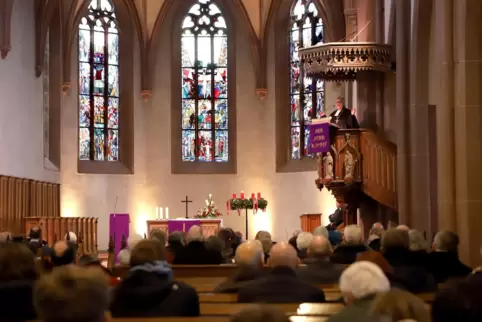 Zum Auftakt der Spendenaktion predigt Kirchenpräsidentin Dorothee Wüst (auf der Kanzel) zum Thema „Wandel säen“.