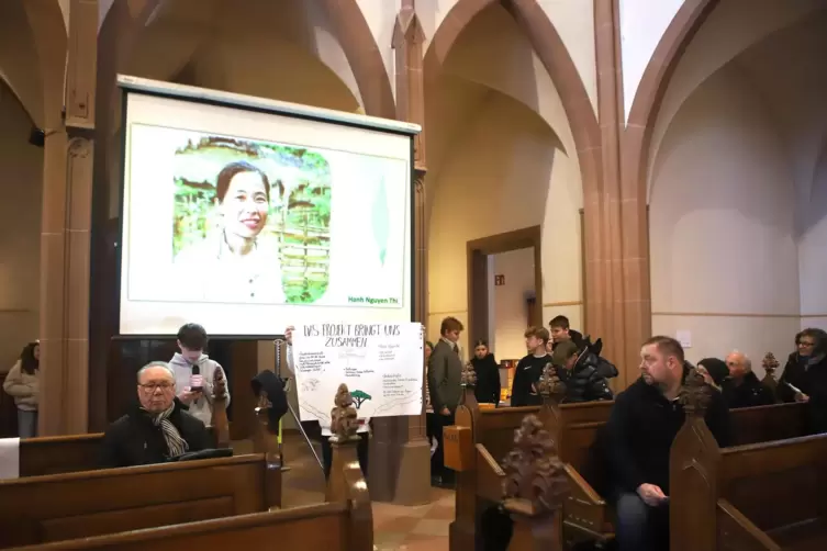 Bilder sensibilisieren die Gottesdienstbesucher f&uuml;r die in weiten Teilen der Welt herrschende Not.