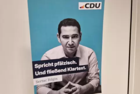 Entschlossener Blick, hochgekrempelte Ärmel: So wirbt Sertac Bilgin für sich und seine Partei. 