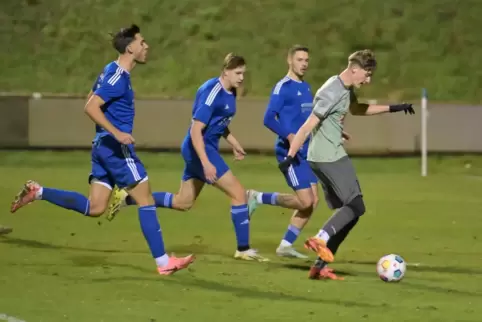 Typisch für die ersten 20 Spielminuten: Drei Mechtersheimer, hier (von links Oskar Wolf, Leander Helbig und Nicolas Kortus) lauf
