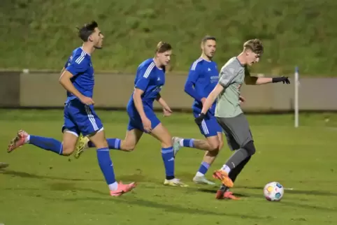 Lässt drei Mechtersheimer hinter sich: Arminia-Stürmer Noah Maier (rechts).