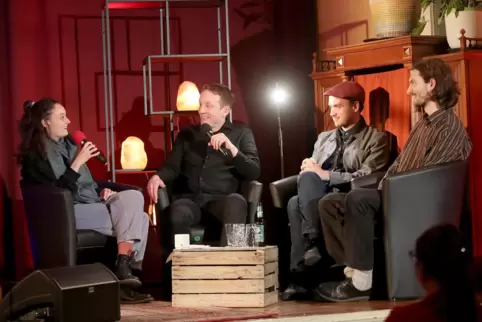 In Ulis Wohnzimmer von links Kim Heinen, Ulrich Zehfuss, Duo Noth (Luis Schwamm und Linus Kleinlosen). 