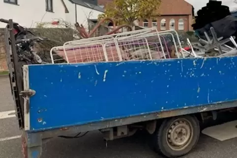 Aufgefallen ist der Lkw-Fahrer, weil seine Ladung nicht ausreichend gesichert war. Das Foto zeugt ein anderes Fahrzeug. 