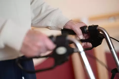 Die Frau hatte die Handtasche an ihren Rollator gehängt. 