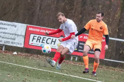  Der Schaidter Adnan Rrahmani (links) und Kevin Franck. Der Ball war meist in der Hälfte der Platzherren.