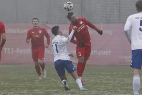 Streckt sich mehr als sein Gegenspieler: Christopher Lampert vom TuS Steinbach. 