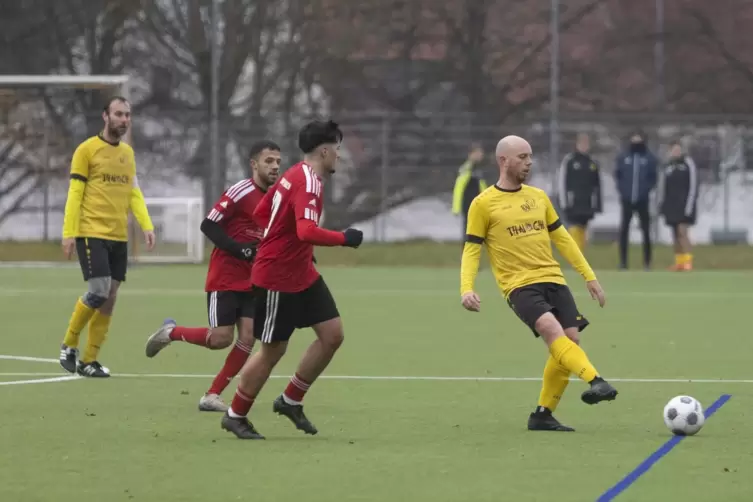 Machte ein starkes Spiel: Marcel Hahn, der hier den Ball im Mittelfeld kontrolliert. Neben ihm in Rot die SG-Spieler Zeqir Begu 