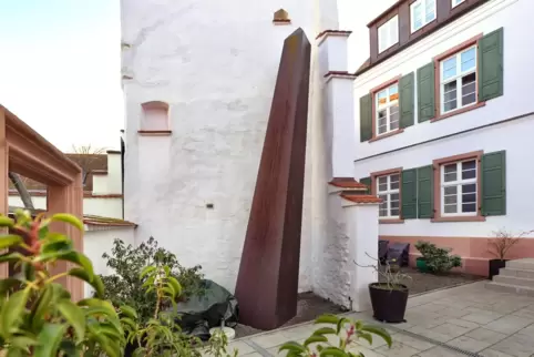 Besonderes Kunstwerk: „Obelisk“ hinter dem Hotel „Residenz am Königsplatz“. Besonderes Kunstwerk: „Obelisk“ hinter dem Hotel „Residenz am Königsplatz“.