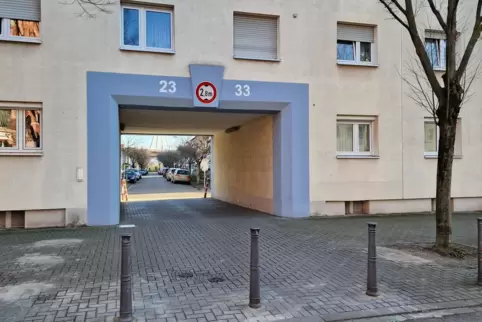 Drei Poller verhindern seit 23. November die Durchfahrt von der Valentin-Bauer- in die Sieglindenstraße in West. 