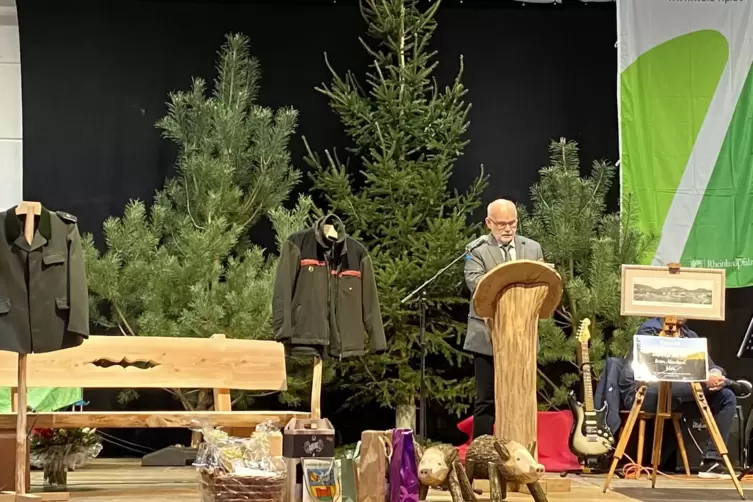 Michael Gr&uuml;nfelder bei seiner Verabschiedung als Leiter des Forstamts Hinterweidenthal. 