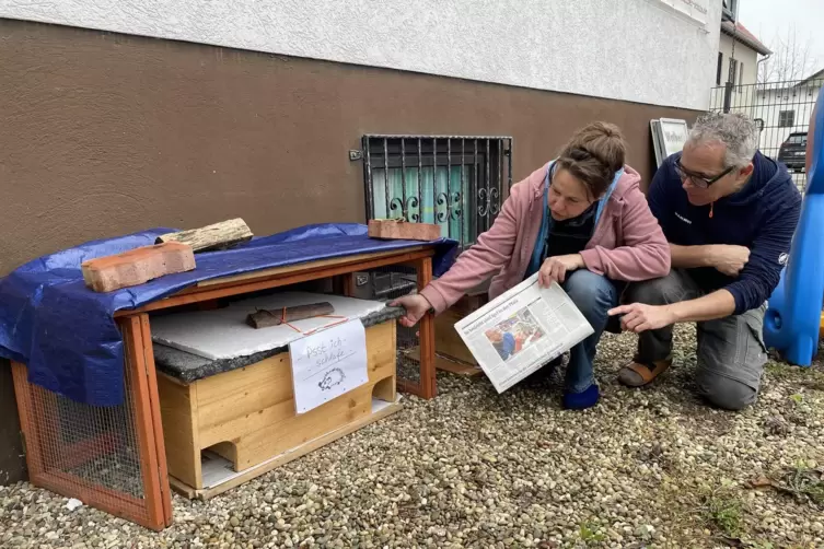 Simone Kaiser und Markus Walber k&uuml;mmern sich um Igel.