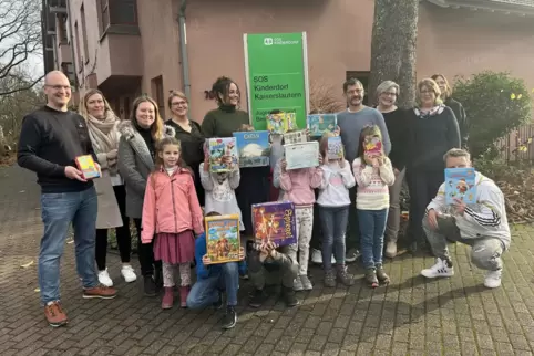 Die Kinder der Grundschule Wachenheim vor dem SOS-Jugendhaus. 