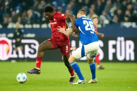 Ein schmerzlicher Ausfall für den 1. FC Kaiserslautern: Stürmer Ragnar Ache fehlt dem Fußball-Zweitligisten voraussichtlich in d