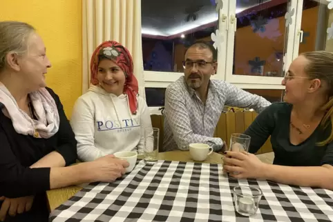 Sitzen nur selten so entspannt zusammen: (von links) Isabelle Townsend, Zehra und Medet Göcer und Julia Risch. 
