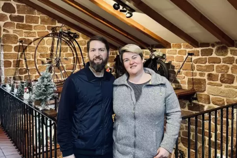 Jennifer (rechts) und Peter Schilling sind die neuen Pächter des Kipperhofs. Dort möchten die beiden eine gut bürgerliche Küche 