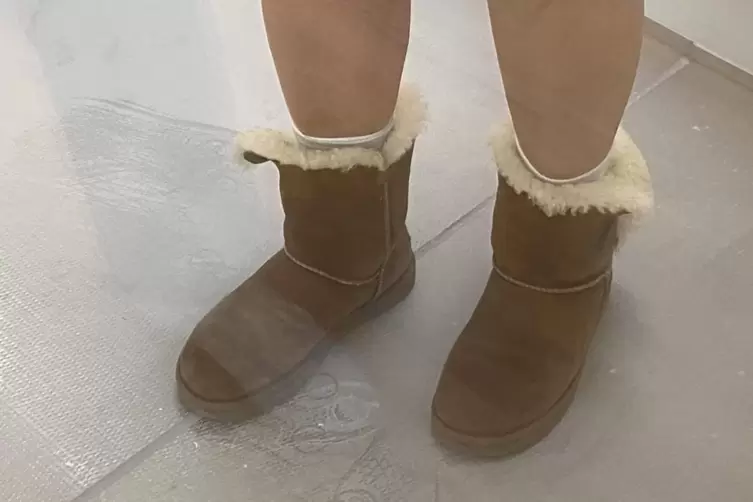 Zum Schutz vor der K&auml;lte werden Stiefel getragen.