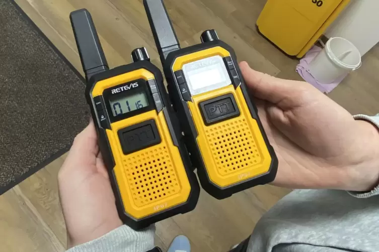 Via Walkie-Talkie kann die Studienleiterin mit den Teilnehmern, die sich in der K&auml;ltekammer befinden, kommunizieren.