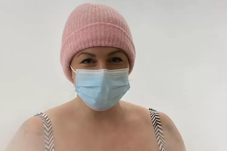 Karina Hesz-K&ouml;nig beim Verlassen der K&auml;ltekammer.