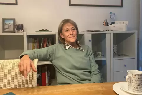 Sie ist zwar inzwischen „ganz privat“, aber noch immer ein echtes Energiebündel: Margit Mohr in ihrem Wohnzimmer in Bruchmühlbac