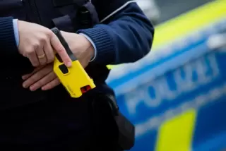 Polizisten setzten gegen einen 55-Jährigen einen Taser ein – doch die Wirkung blieb aus. 