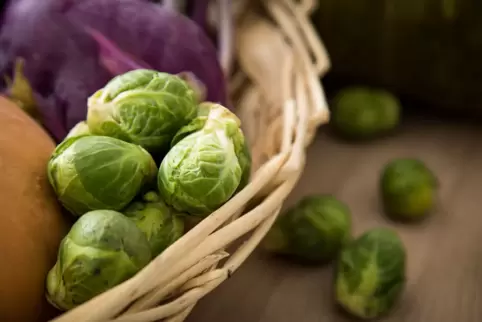 Rosenkohl liegt in einem Gemüsekorb.