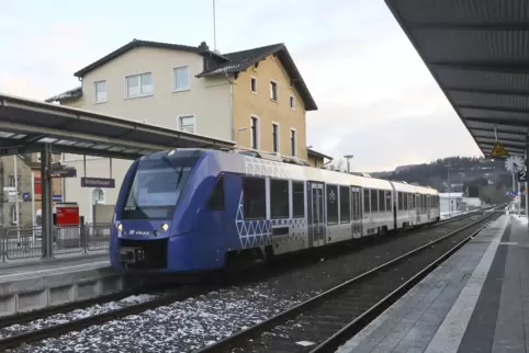 Alle zwei Stunden fährt ein Regional-Express von Kaiserslautern über Rockenhausen nach Koblenz. Ab 3. Februar fahren hier zusätz