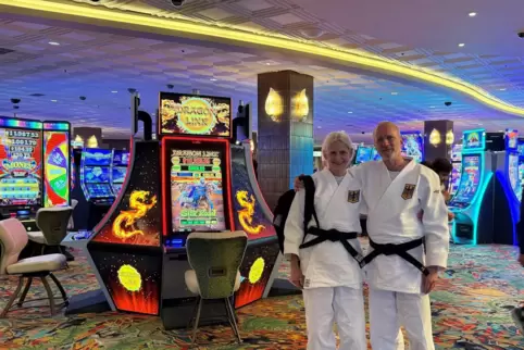 In Arbeitskleidung durchs Casino: Elke und Uli Bröckel.