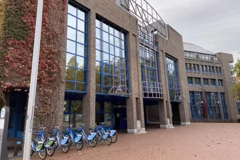 Wer bezieht im Kreishaus am Ludwigshafener Europaplatz das Büro des Landrats? Es zeichnet sich ab, dass fünf Kandidaten auf dem 