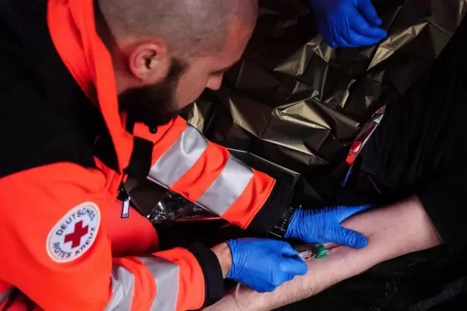 Rettungsdienst am Tropf: In der Notfallversorgung gibt es immer wieder Engpässe.