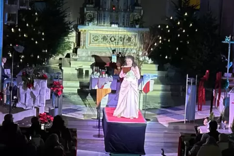 Die Weihnachtsdeko in der Michaeliskirche musste nach dem Konzert von Daniela de Santos wieder entfernt werden.