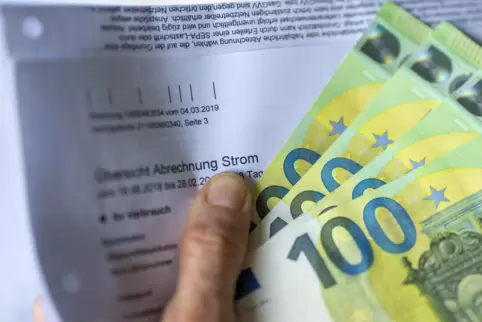 Fälle von Überschuldung: schon eine Nachzahlung beim Strom kann zu viel sein. Fälle von Überschuldung: schon eine Nachzahlung beim Strom kann zu viel sein.