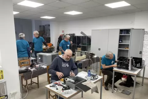 Ehrenamtler des „Repair Café“ in der Spitalbachstraße können 70 Prozent der abgegebenen Elektrogeräte wieder reparieren. 