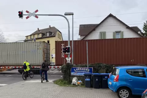 Bahnübergang Schützenstraße: Er ist oft lange geschlossen, was die Anwohner belastet.