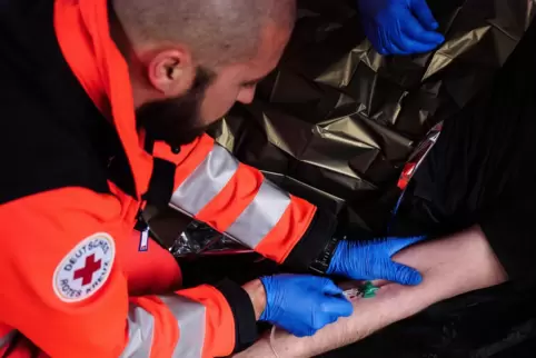 Rettungsdienst am Tropf: In der Notfallversorgung gibt es immer wieder Engpässe. 
