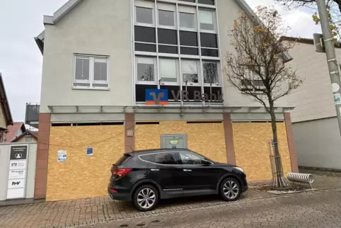 Noch immer ist die VR-Bank-Filiale fest verbarrikadiert.