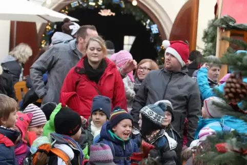 Zur Eröffnung singen die Kindergartenkinder Weihnachtslieder. 