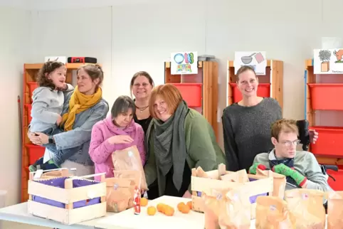  Hatten Spaß beim Packen: (von links) Anton Corbet, Brit Corbet, Sabrina Franz, Jenny Bolldorf, Kristina Steinmetz, Miriam Basle