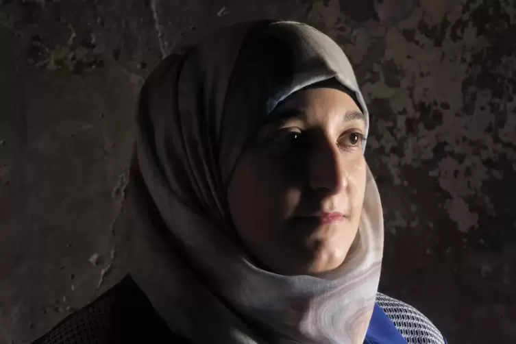  Die Krankenschwester Surur al-Husseini begrub viele Tote des Kampfs gegen den IS, um den Menschen beim Abschluss mit dieser Zei