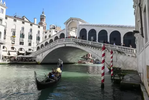 Wer ist die geheimnisvolle Frau? Brigitta Dewalds Roman spielt in Venedig. 