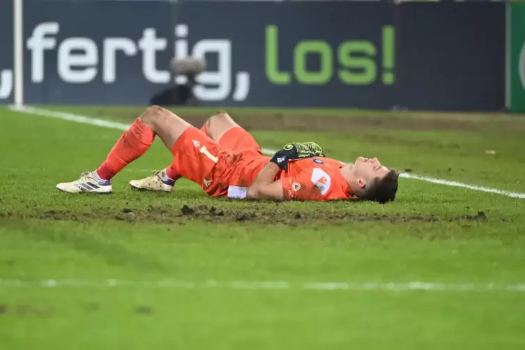 Am Boden, schwer entt&auml;uscht: KSC-Torh&uuml;ter Max Wei&szlig; nach dem Elfmeterschie&szlig;en gegen den FC Augsburg.