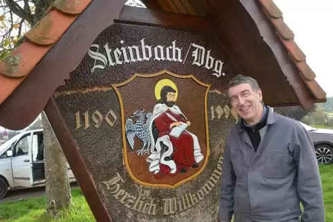 In die Restaurierung der Ortsschilder hat Olaf Scheibner etliche Stunden Arbeit investiert. 