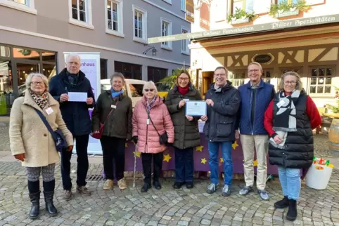 Frank Stipp (3.v.r.) übergibt die großzügige Spende an den Frauenhausverein Lila Villa. 