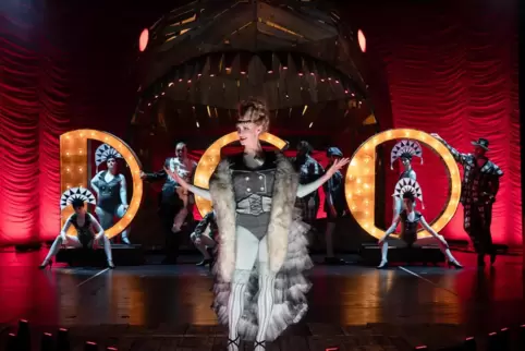 Die „Dreigroschenoper“ (hier Maria Munkert als Spelunkenjenny) ist am Mannheimer Nationaltheater schnell ausverkauft. Dass die V